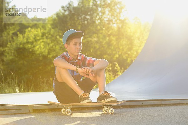 Junge mit Skateboard in einem Skatepark