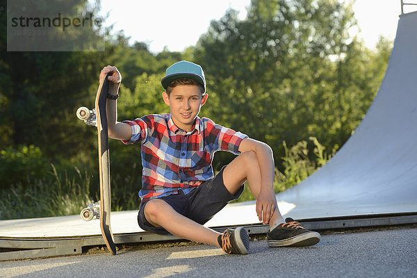 Junge mit Skateboard in einem Skatepark