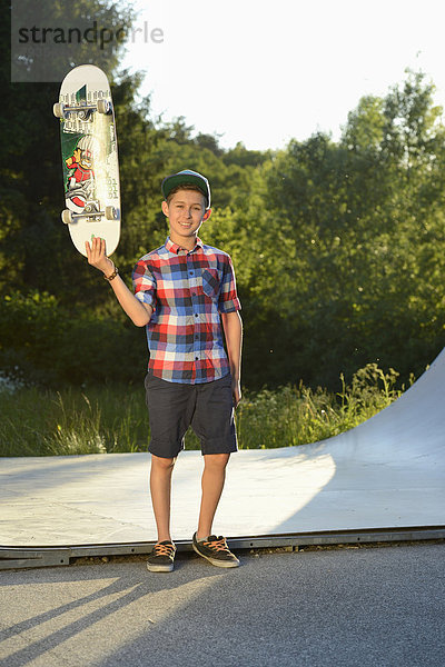 Junge mit Skateboard in einem Skatepark