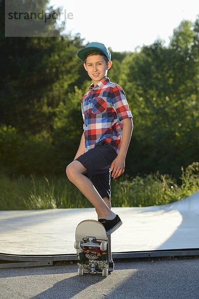 Junge mit Skateboard in einem Skatepark