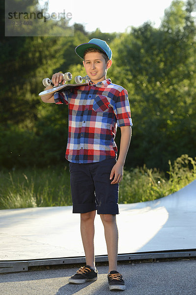 Junge mit Skateboard in einem Skatepark