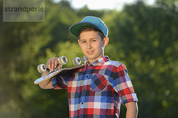 Junge mit Skateboard  Portrait