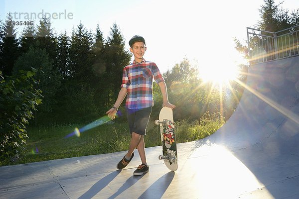 Junge mit Skateboard in einem Skatepark