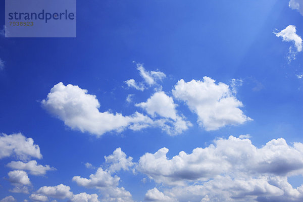 Blauer Himmel mit Wolken