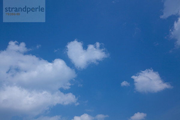 Blauer Himmel mit Wolken