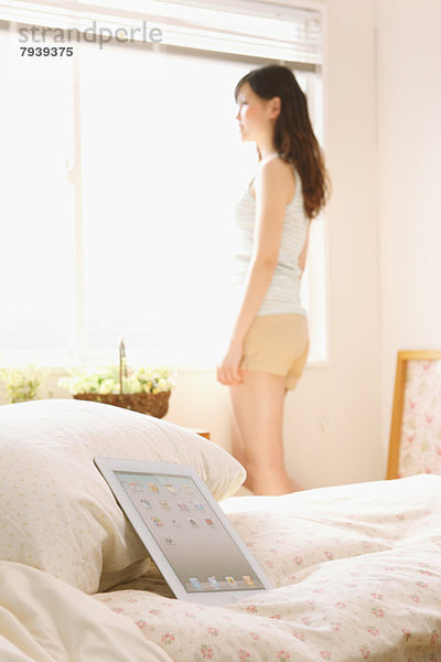 junge Frau junge Frauen Fenster Bett Hintergrund