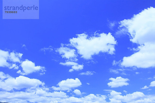 Blauer Himmel mit Wolken