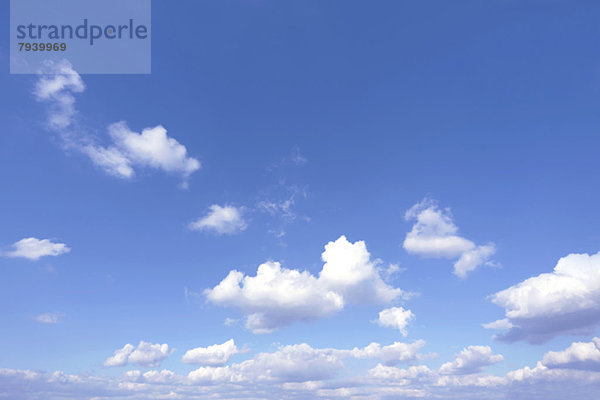 Blauer Himmel mit Wolken