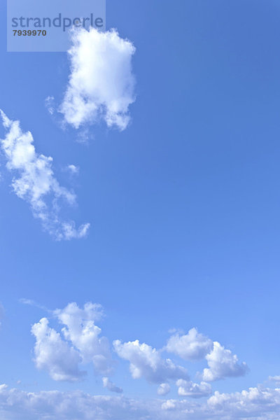 Blauer Himmel mit Wolken