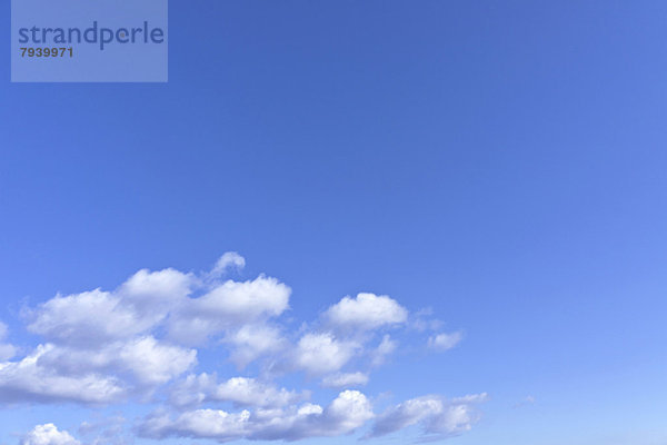 Blauer Himmel mit Wolken