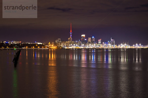 Auckland Central Business District oder Auckland CBD  von Okahu Bay  bei Nacht