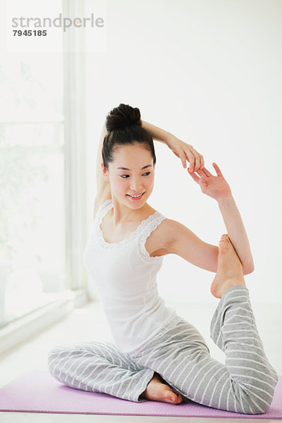 Frau üben jung Yoga