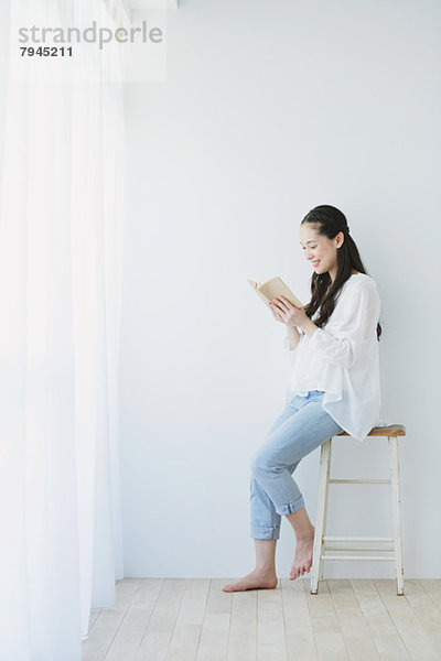 sitzend  Frau  Buch  Zimmer  jung  Taschenbuch  Wohnzimmer