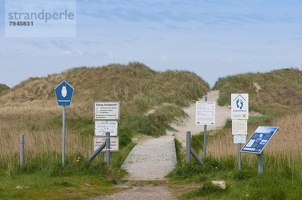 Informationsschilder und Hinweisschilder am Zugang zum Strand and den Dünen