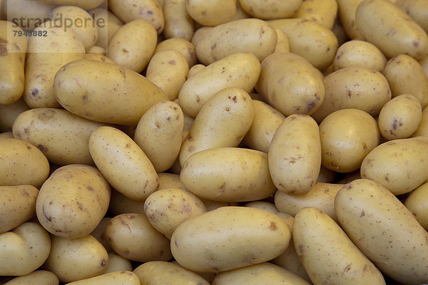 Kartoffeln (Solanum tuberosum) an einem Marktstand