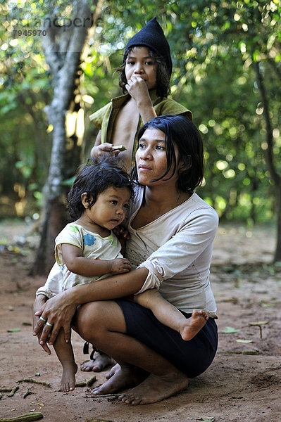Junge Mutter mit zwei Mädchen  in Gemeinde der Mbya-Guarani Indianer
