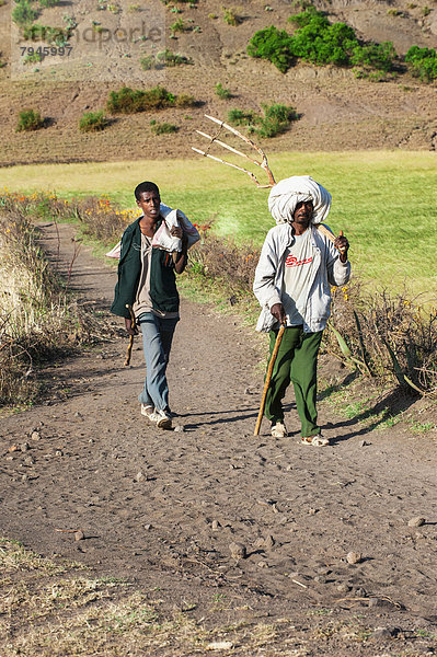 Menschen auf dem Weg zum Markt von Lalibela