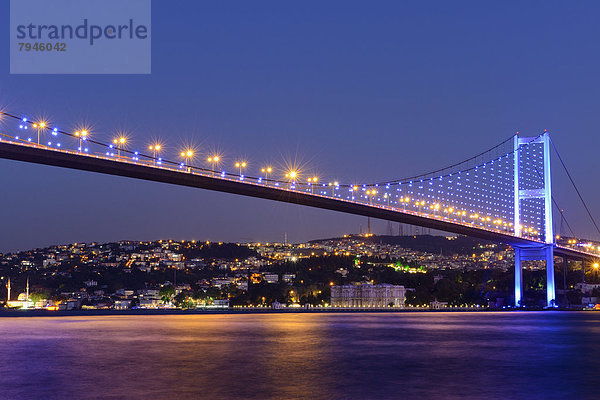 Bosporus-Brücke und Beylerbeyi-Palast am asiatischen Ufer  von Ortaköy aus gesehen