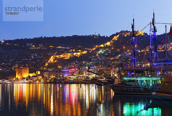 Hafen Wand Palast Schloß Schlösser Festung frontal Alanya Roter Turm