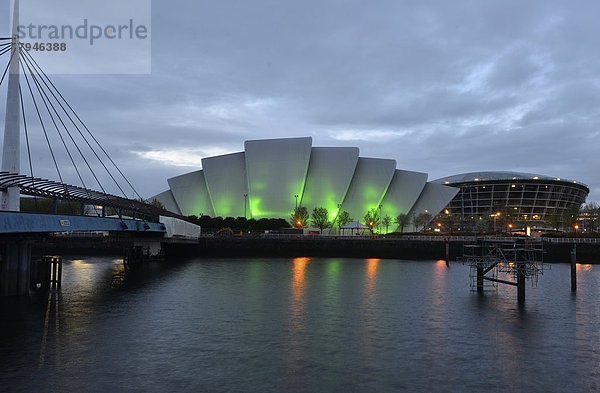 Beleuchtetes Clyde Auditorium mit Bell Bridge und Stadion The Hydro am River Clyde