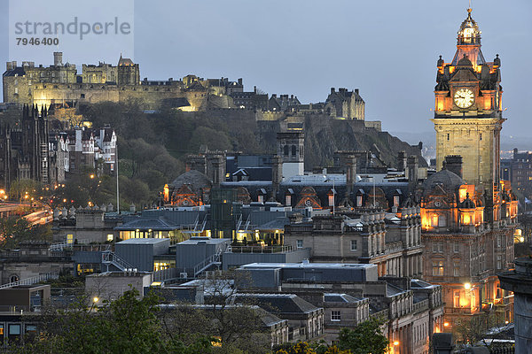 Edinburgh Hauptstadt Palast Schloß Schlösser Hügel Halle Stadt Hotel Geschichte Ansicht