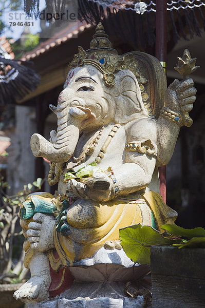 Gottheit Ganesha  Steinfigur mit Schirm