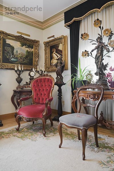 Antike Stühle und Möbel zieren ein Wohnzimmer in einem viktorianischen Herrenhaus