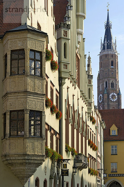 Rathaus mit Erker in der Altstadt  hinten Martinsturm der gotischen Stiftsbasilika St. Martin