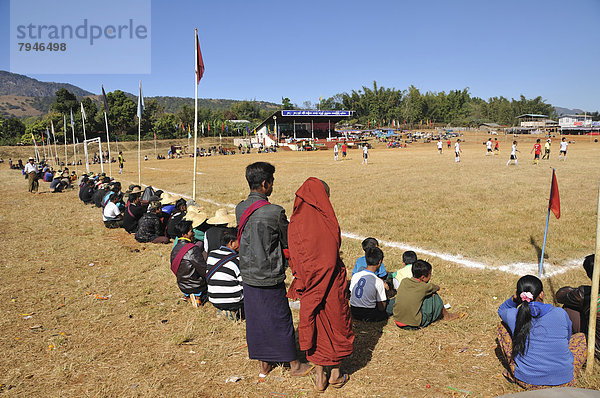 Fußballspiel auf dem Land nahe Kakku