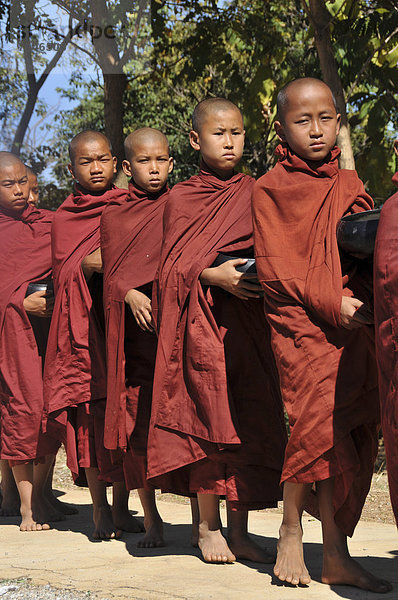 Buddhistische Mönche beim Sammeln von Almosen  Fest zum Dezembervollmond