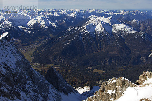 Aussicht von der Zugspitze  Wettersteingebirge  Alpen