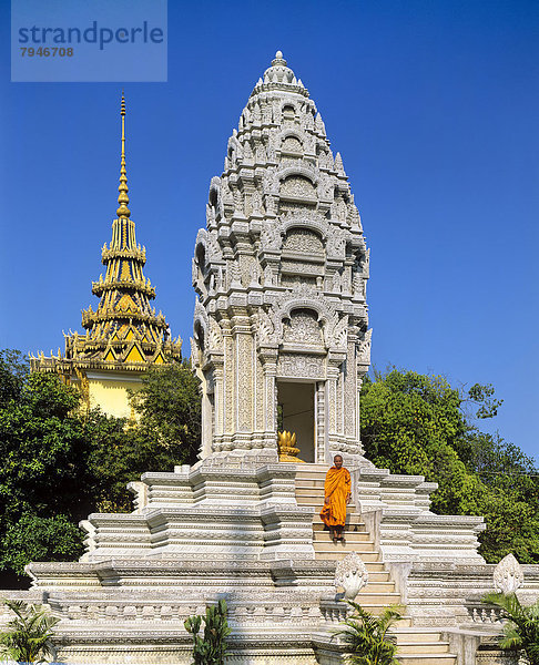 Mönch auf der Treppe am Stupa Kantha Bopha an der Silberpagode