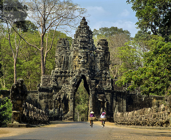Südtor von Angkor Thom  Gesichterturm  Radfahrer  Dämonenbalustrade auf der Brücke