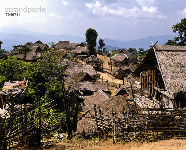 Akha-Dorf an der burmesischen Grenze im Westen von Chiang Rai  Bambushütten