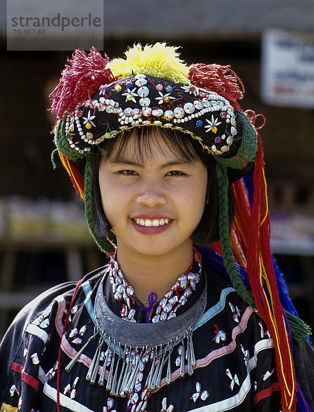 Lisu-Mädchen mit buntem Kopfschmuck und Tracht der Bergvölker  Portrait