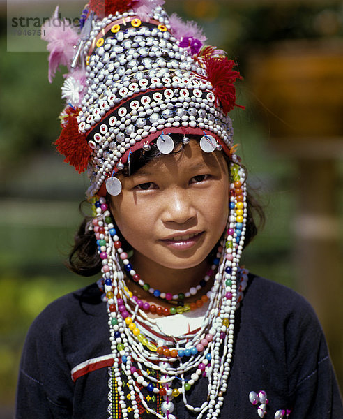 Akha-Mädchen mit buntem Kopfschmuck und Tracht der Bergvölker  Portrait