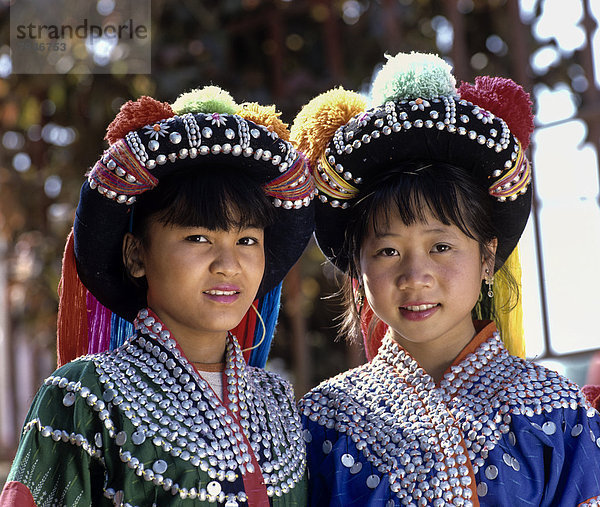 Zwei Lisu-Mädchen mit buntem Kopfschmuck und Tracht der Bergvölker