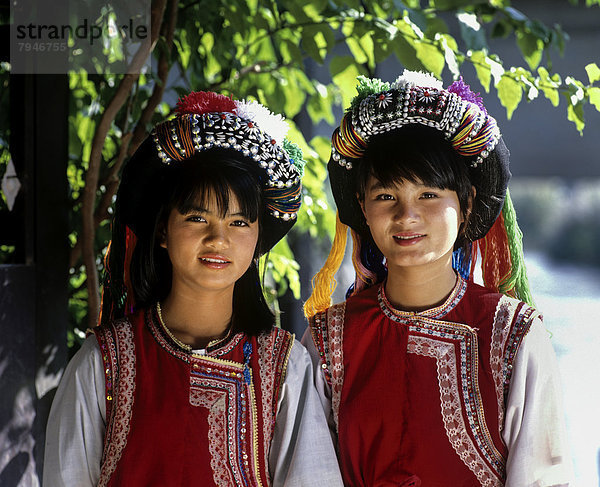 Zwei Lisu-Mädchen mit buntem Kopfschmuck und Tracht der Bergvölker