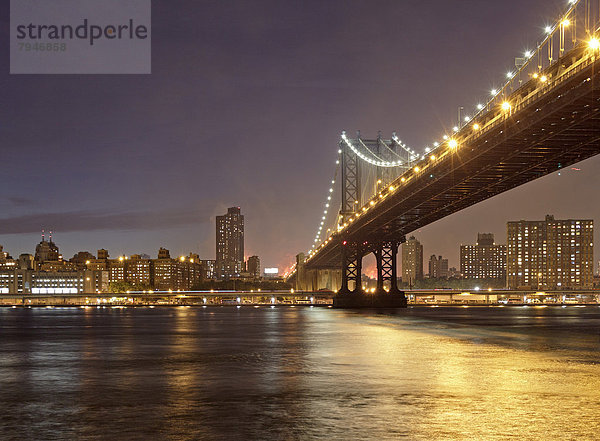Abendliche Brooklyn Bridge vor der Skyline von Manhattan