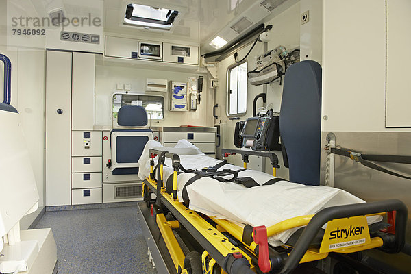 Innenausstattung eines Rettungswagens  Liege und technische Behandlungsgeräte