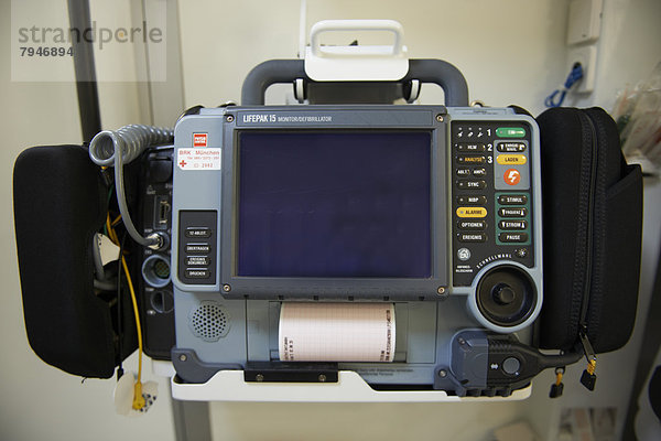 Tragbares Elektrokardiogramm mit Defibrillator in einem Rettungswagen
