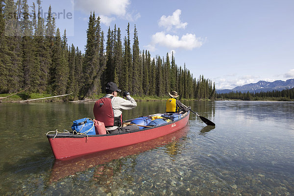 Paar  Mann und Frau beim Paddeln im Kanu auf dem Upper Liard River  Yukon Territory