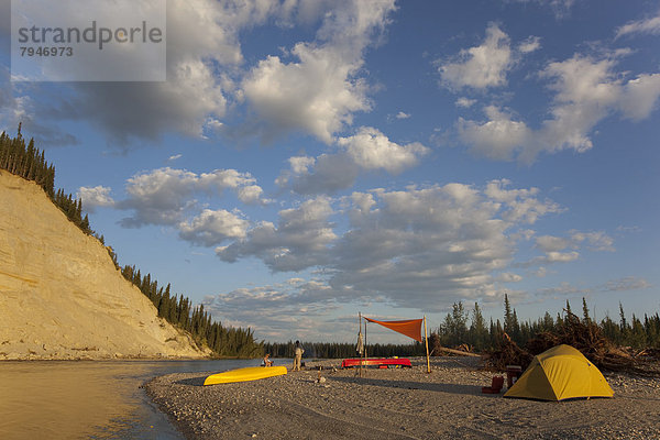 Lager mit Zelt und Plane auf einem Kiesufer  hohes Steilufer hinten  Upper Liard River  Yukon Territory  Kanada