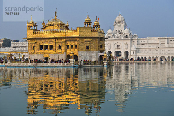 Hari Mandir oder Goldener Tempel  im Amrit Sagar oder Heiliger See  Hauptheiligtum der Sikh-Religionsgemeinschaft
