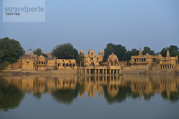 Gadi Sagar  zur Wasserversorgung angelegter See mit Pavillons und Tempelanlagen am Ufer