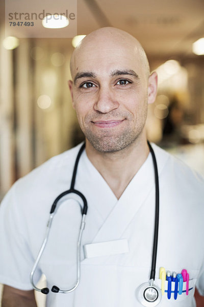Porträt eines selbstbewussten männlichen Arztes im Krankenhaus