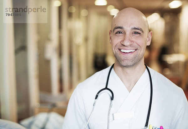 Porträt eines glücklichen männlichen Arztes im Krankenhaus