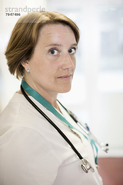 Seitenansicht Porträt einer reifen Ärztin  die im Krankenhaus steht