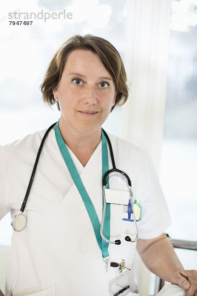 Porträt einer selbstbewussten reifen Ärztin im Krankenhaus