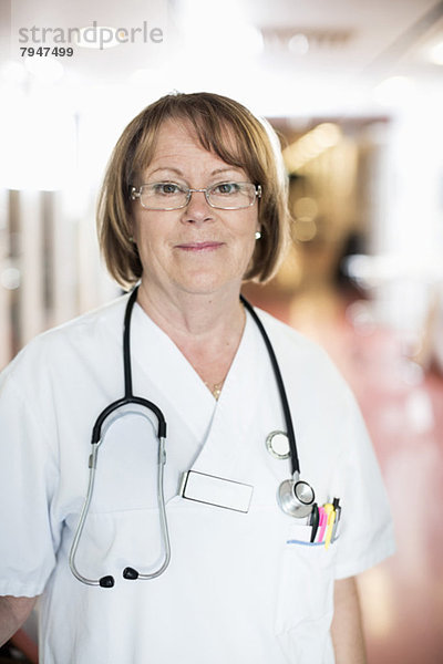 Porträt einer selbstbewussten Oberärztin im Krankenhaus